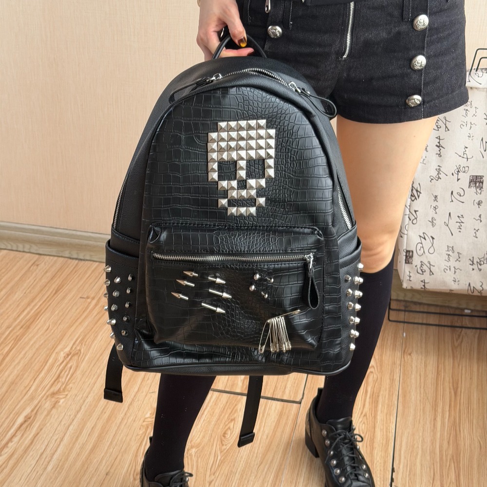 オリジナルブラッククロコダイルパターンスカルリベットバックパ - Street Fashion Hip Hop のレビューと価格